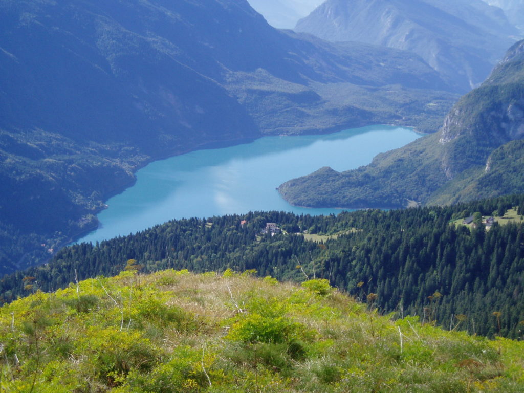 Lago di Molveno visto dalle Dolomiti di Brenta
