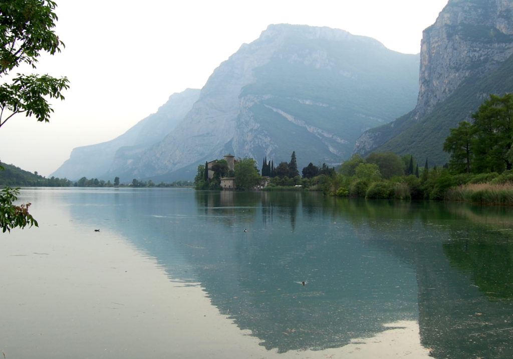 Lago di Toblino con Castello di Toblino laghi del trentino